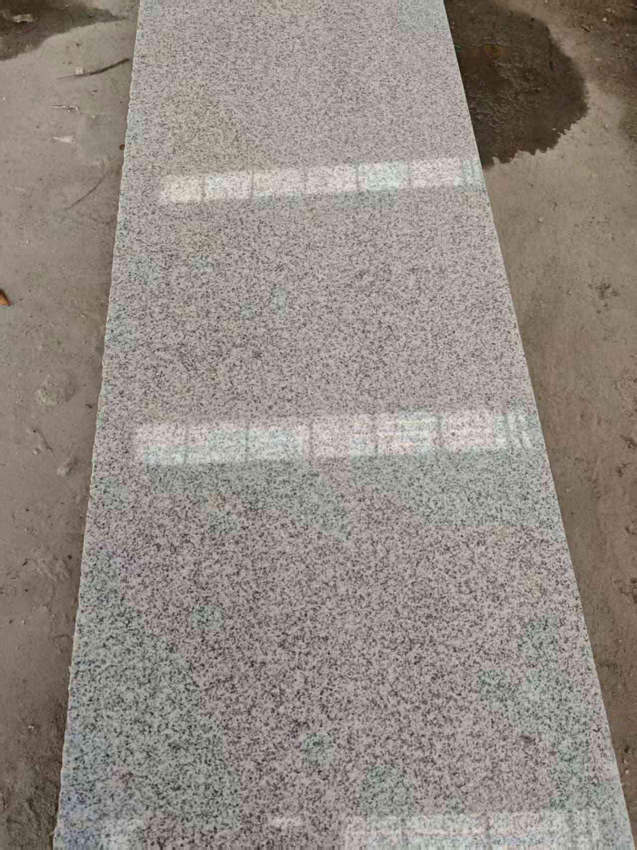 龙岩芝麻白光面毛板